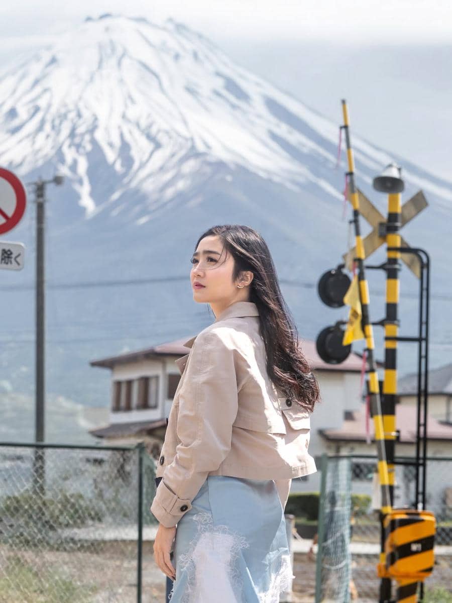 Febby Rastanty saat liburan di Gunung Fuji, Jepang