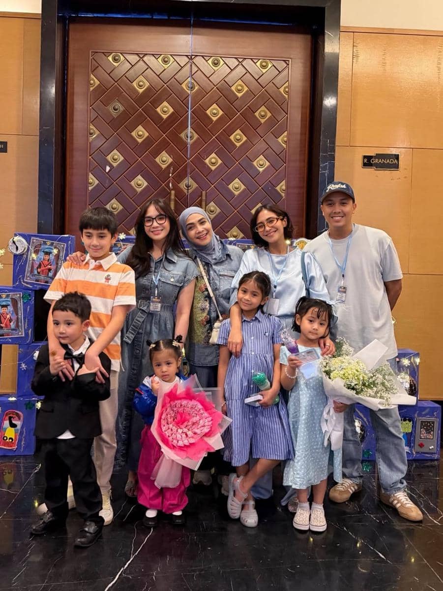 Rieta Amilia hadir di acara sekolah para cucu