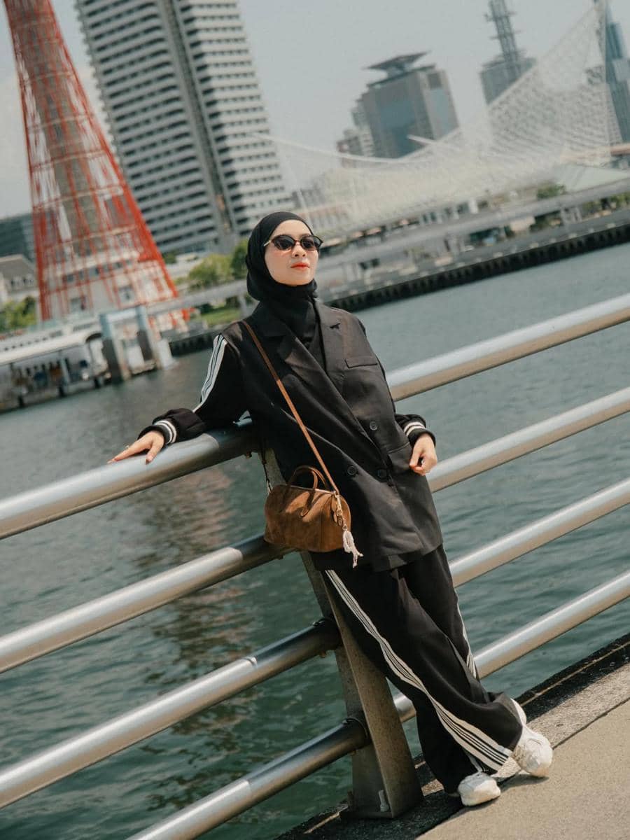 Photoshoot Ikbal Fauzi dan istri di pelabuhan Kobe