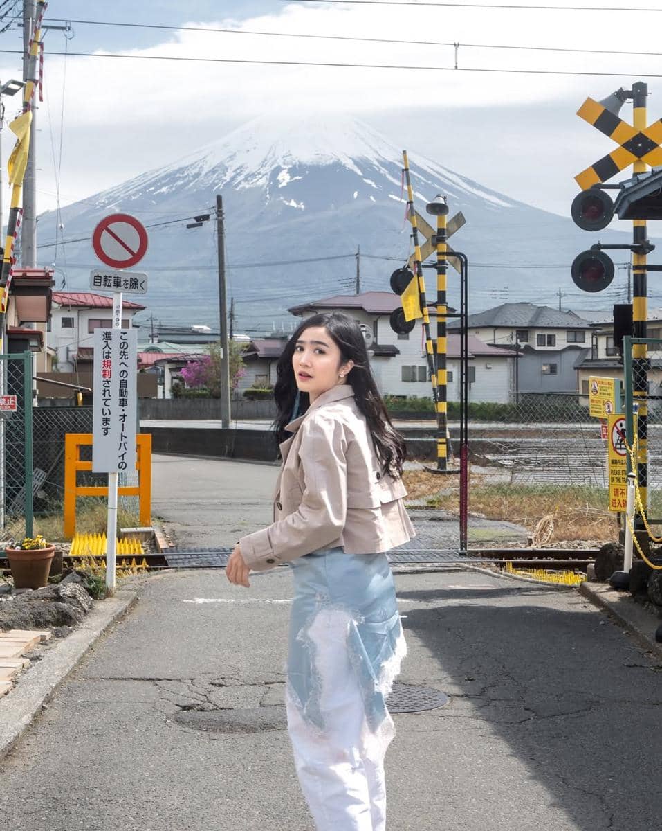 Febby Rastanty saat liburan di Gunung Fuji, Jepang
