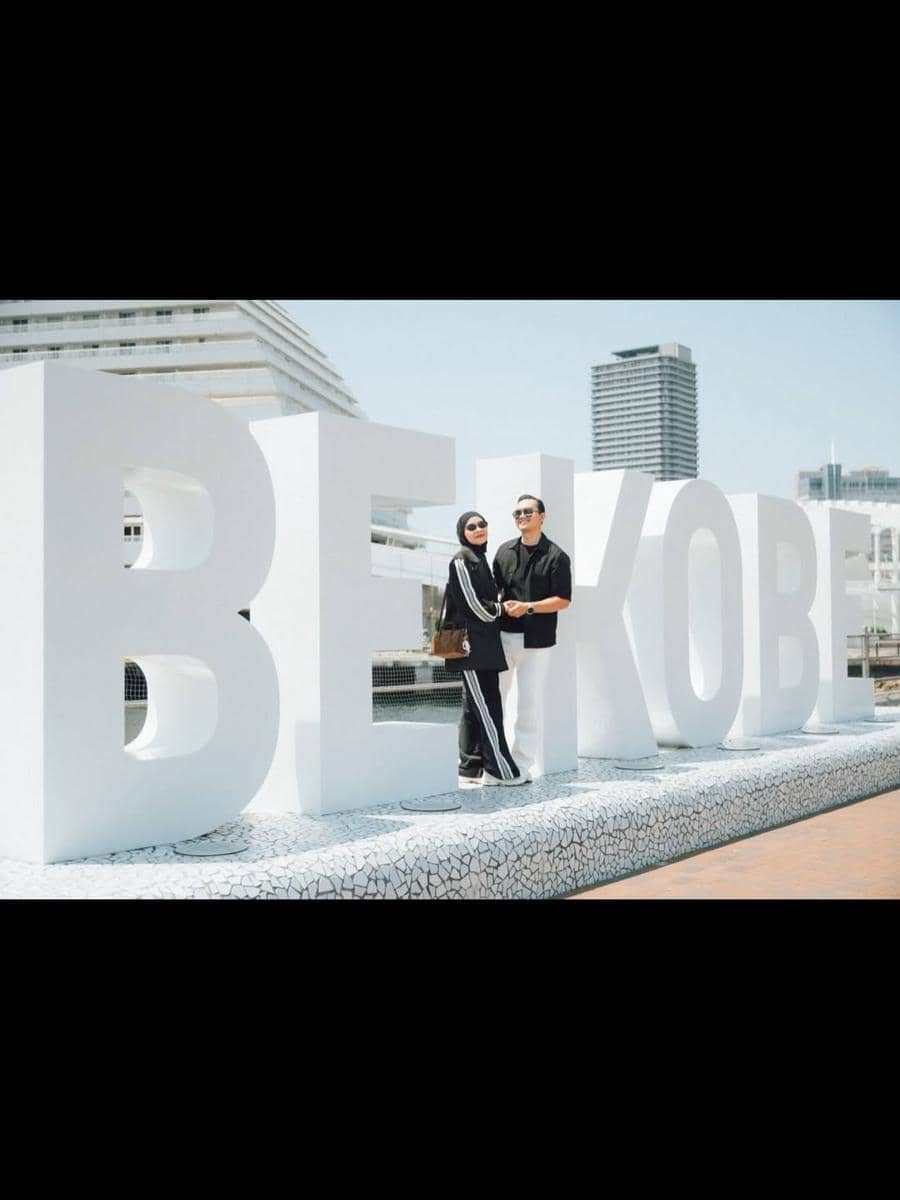 Photoshoot Ikbal Fauzi dan istri di pelabuhan Kobe