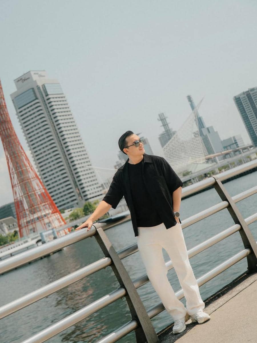 Photoshoot Ikbal Fauzi dan istri di pelabuhan Kobe