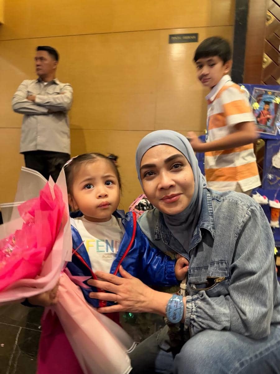 Rieta Amilia hadir di acara sekolah para cucu
