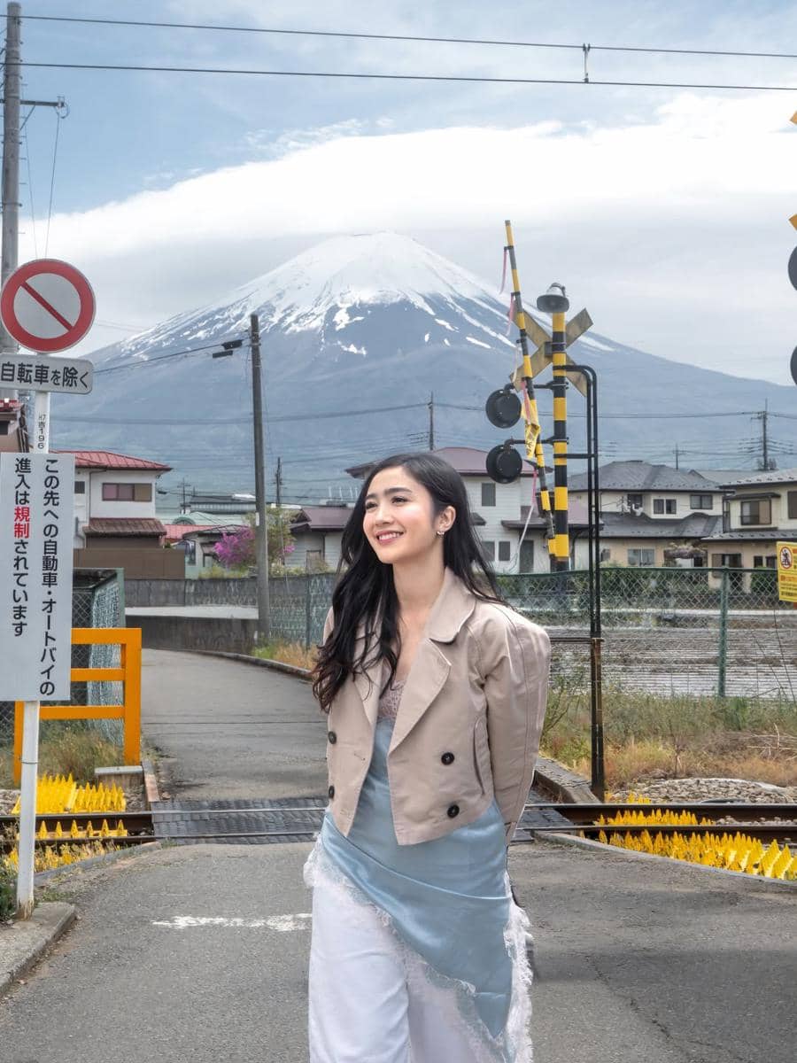 Febby Rastanty saat liburan di Gunung Fuji, Jepang