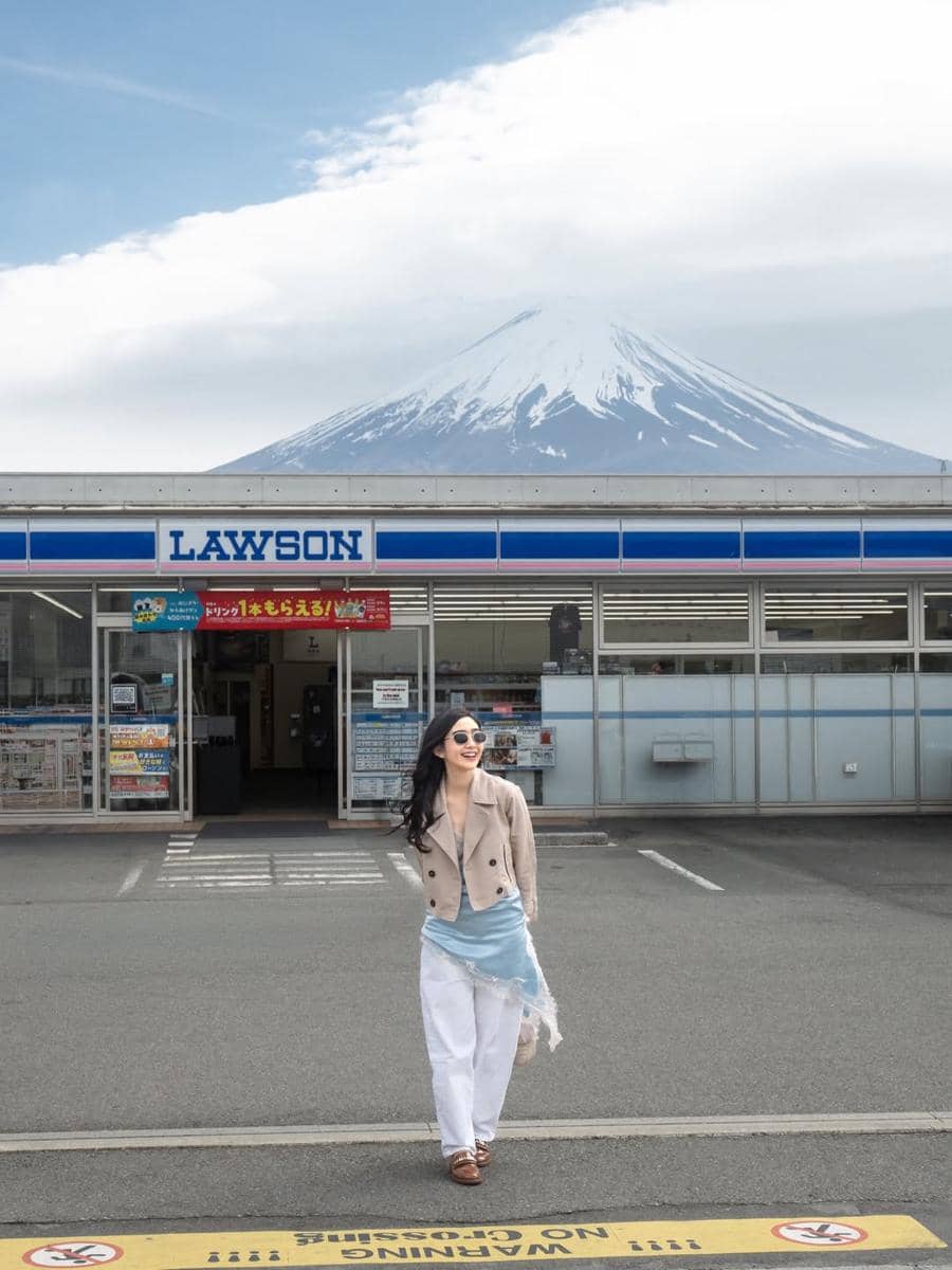 Febby Rastanty saat liburan di Gunung Fuji, Jepang