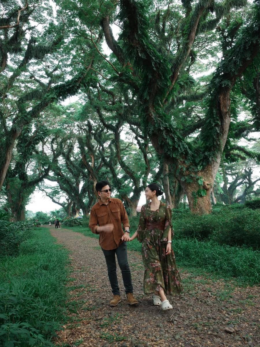 Rendi Jhon dan Glenca Chysara liburan ke Hutan Djawatan