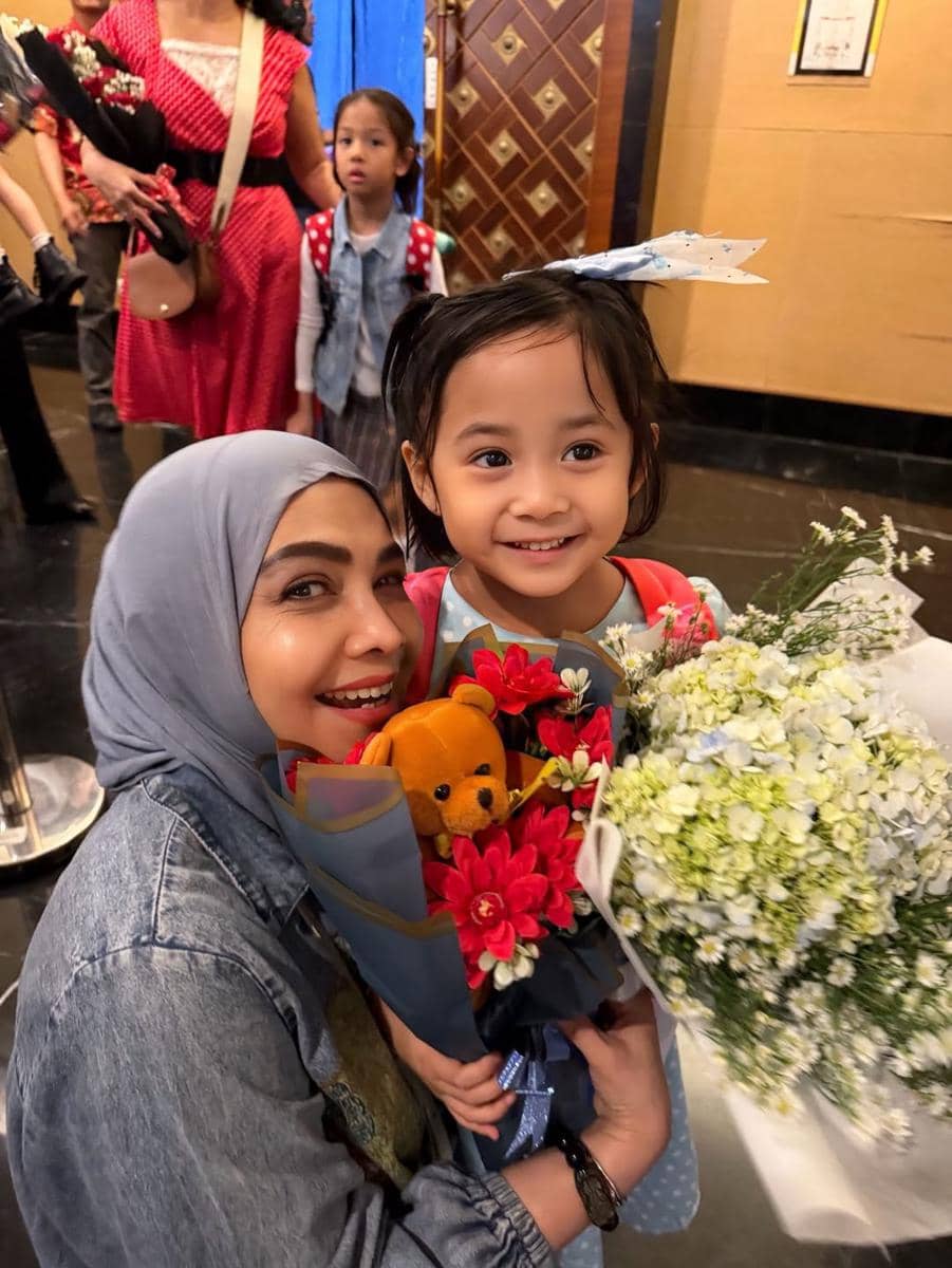 Rieta Amilia hadir di acara sekolah para cucu
