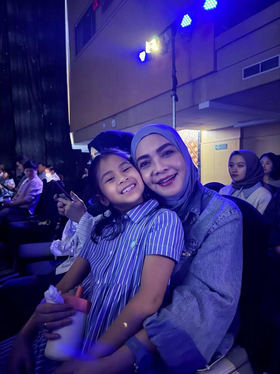 Riet Amilia hadir di acara sekolah para cucu