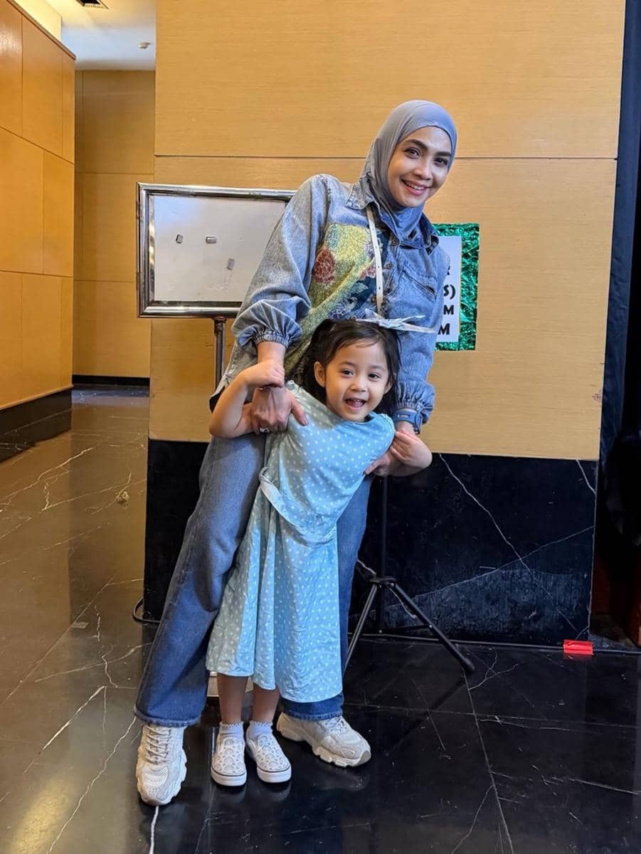 Rieta Amilia hadir di acara sekolah para cucu