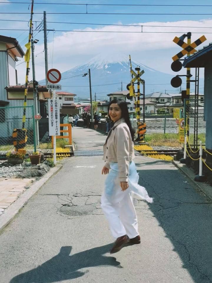 Febby Rastanty saat liburan di Gunung Fuji, Jepang