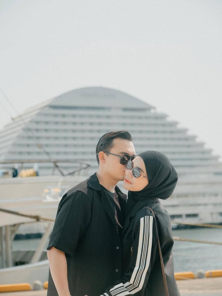 Photoshoot Ikbal Fauzi dan istri di pelabuhan Kobe
