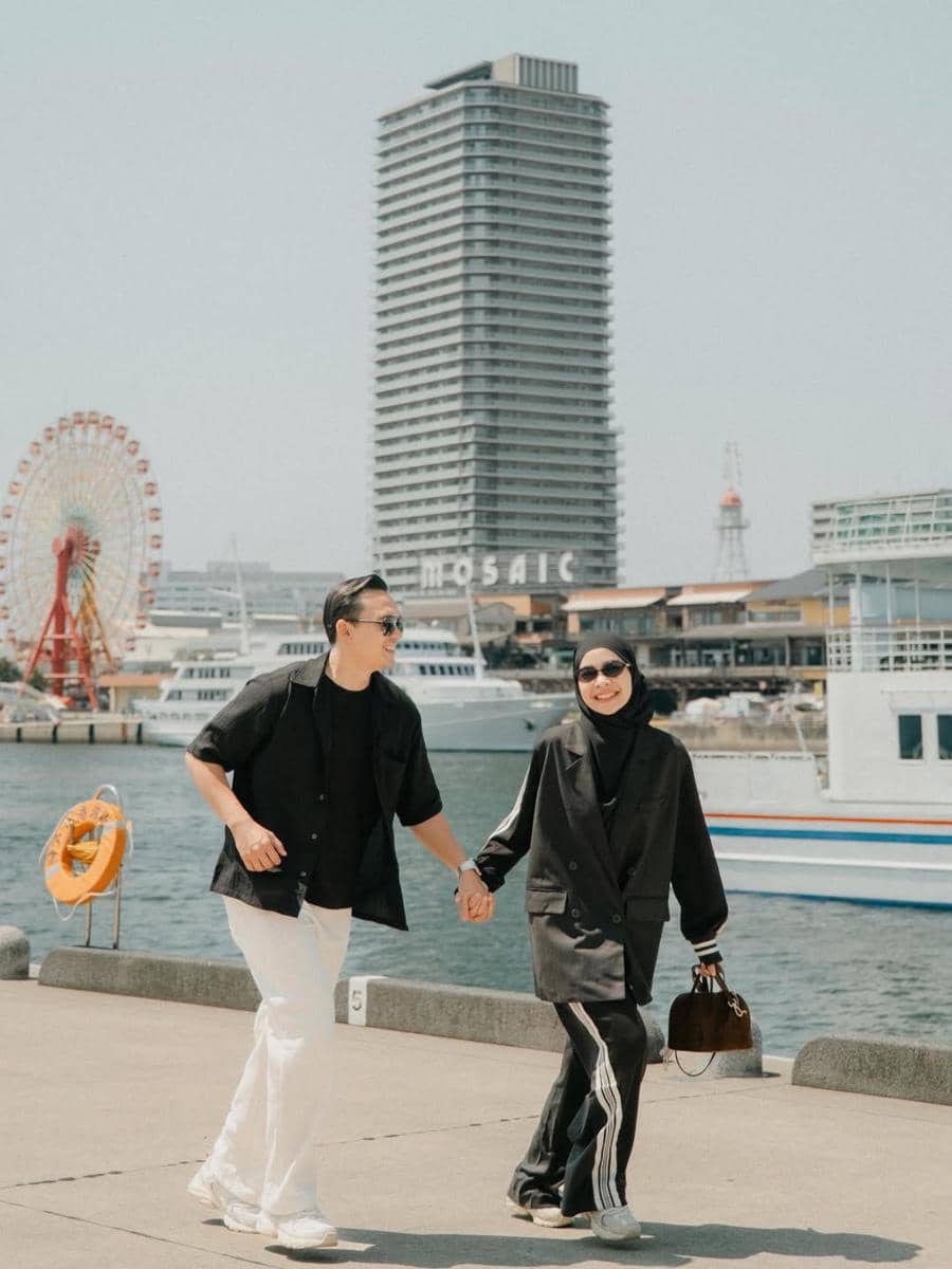 Photoshoot Ikbal Fauzi dan istri di pelabuhan Kobe