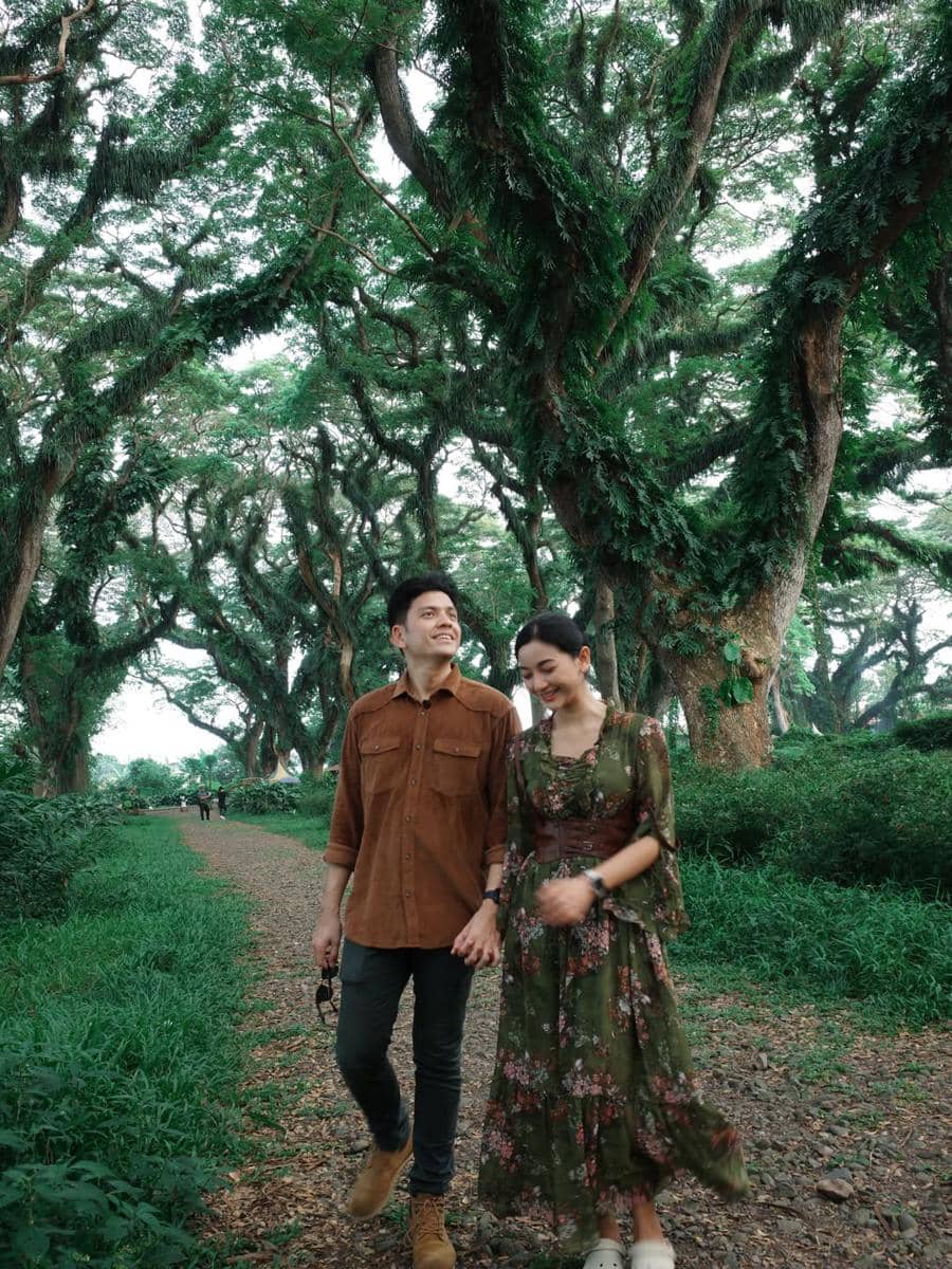Rendi Jhon dan Glenca Chysara liburan ke Hutan Djawatan
