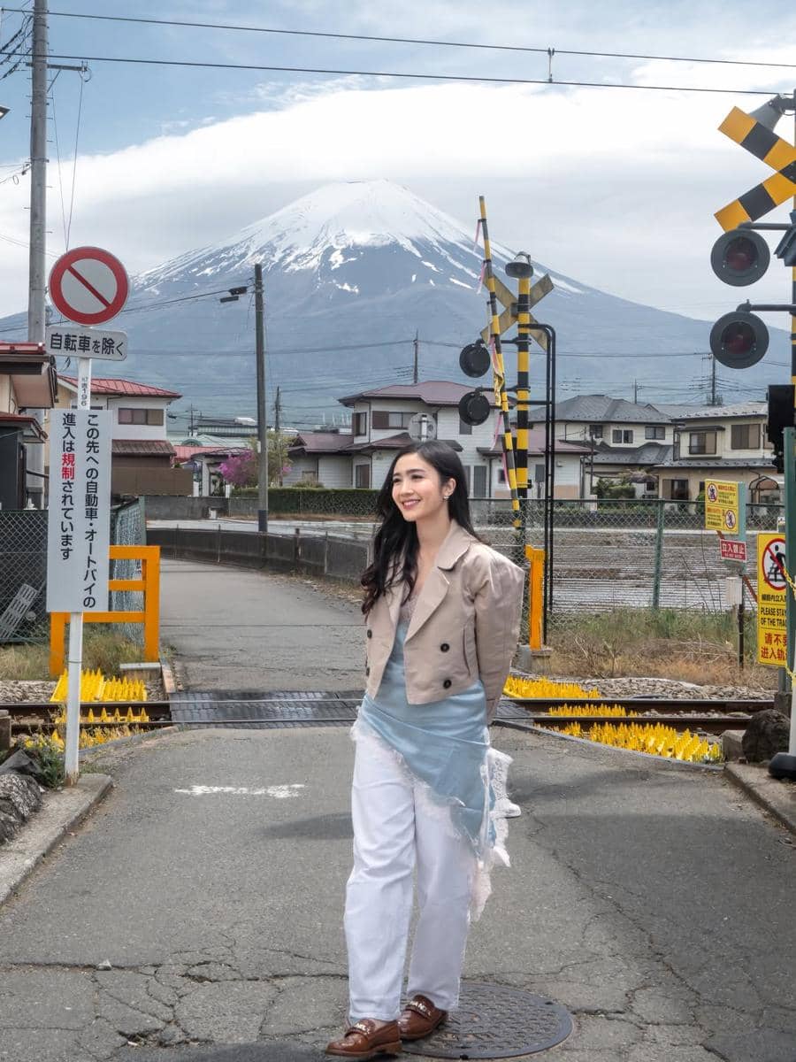 Febby Rastanty saat liburan di Gunung Fuji, Jepang