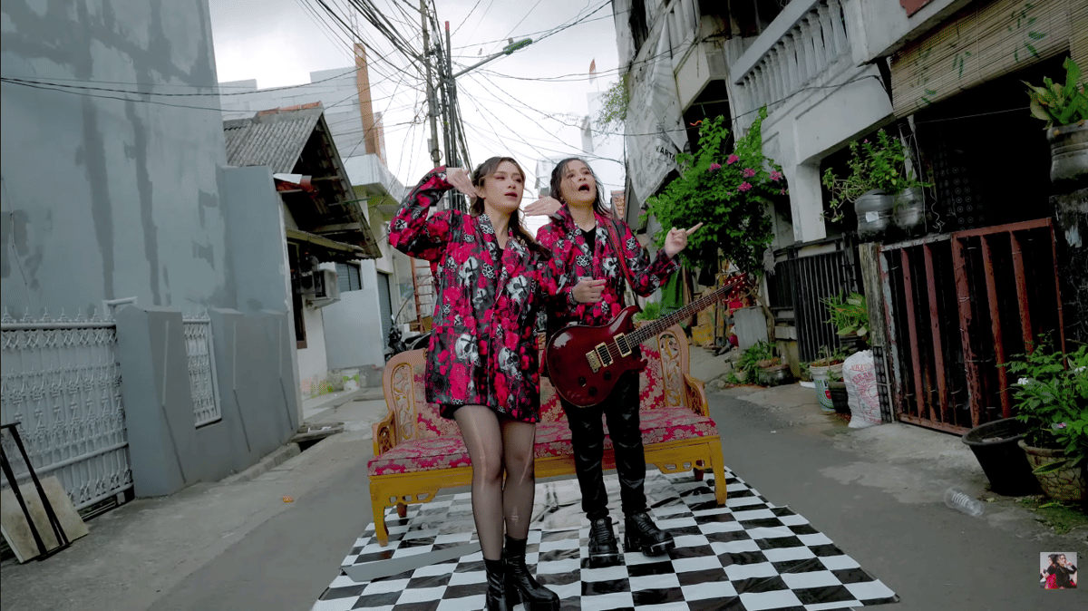 Gaya Dara dan Mita The Virgin di video clip terbaru