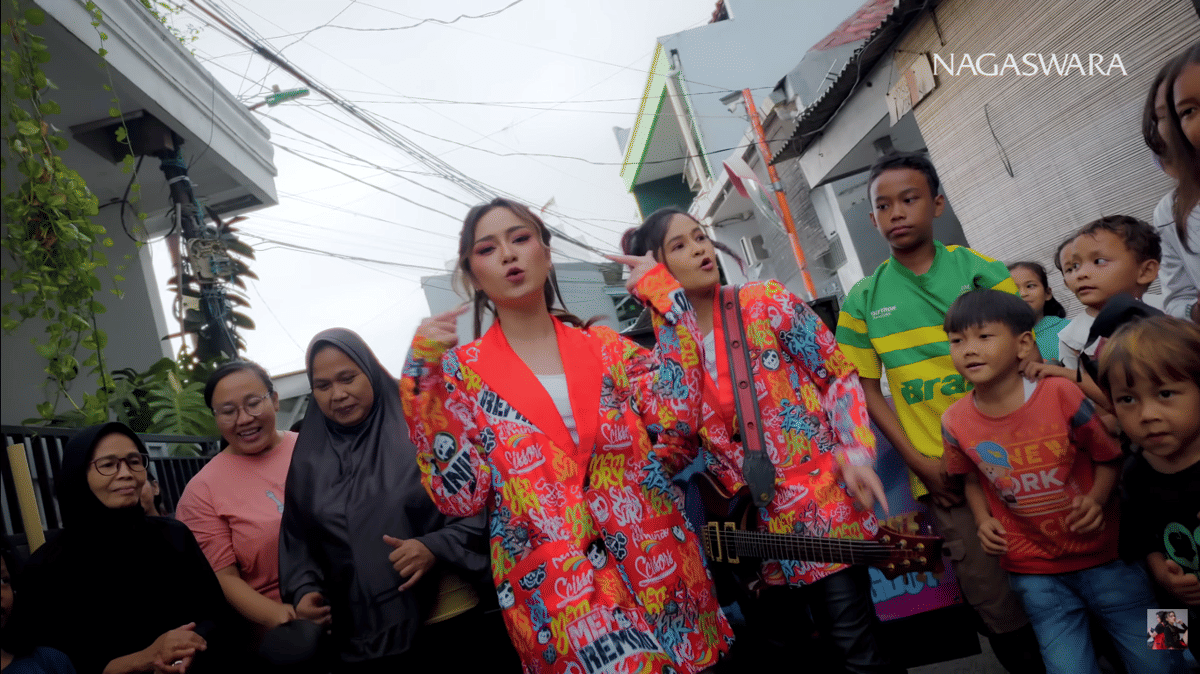 Gaya Dara dan Mita The Virgin di video clip terbaru