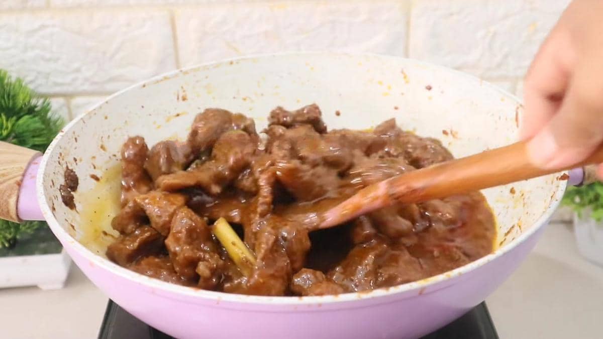 ilustrasi memasak semur daging kambing