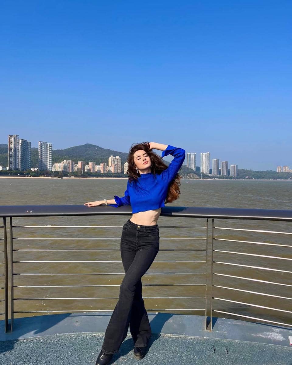 Gaya OOTD ala Vika Kolesnaya