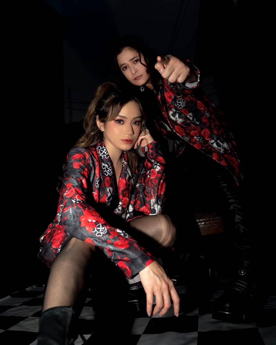 Gaya Dara dan Mita The Virgin di video clip terbaru