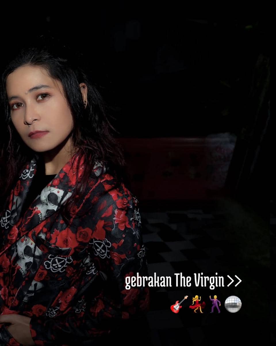 Gaya Dara dan Mita The Virgin di video clip terbaru