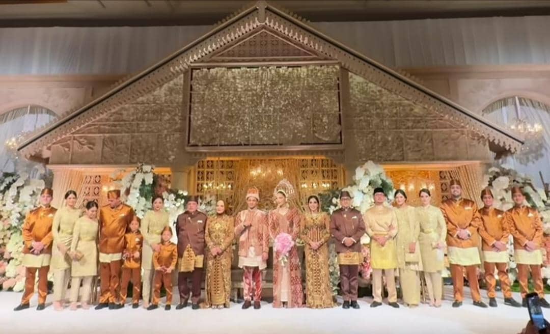 Dekorasi Resepsi Tengku Nadira, Berlatar Miniatur Rumah Adat Aceh