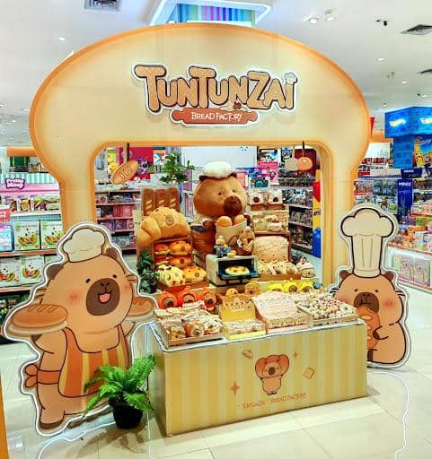 Toys Kingdom menghadirkan koleksi Tuntunzai Capybara di 32 toko yang tersebar di berbagai kota di Indonesia.