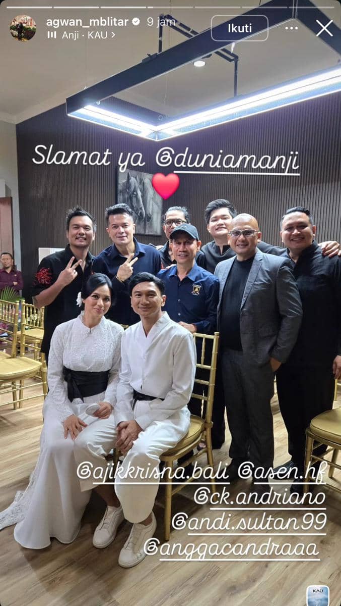 Sejumlah tamu berpose bersama pasangan pengantin Anji dan Desy di acara pernikahan dengan suasana hangat dan penuh kebahagiaan.
