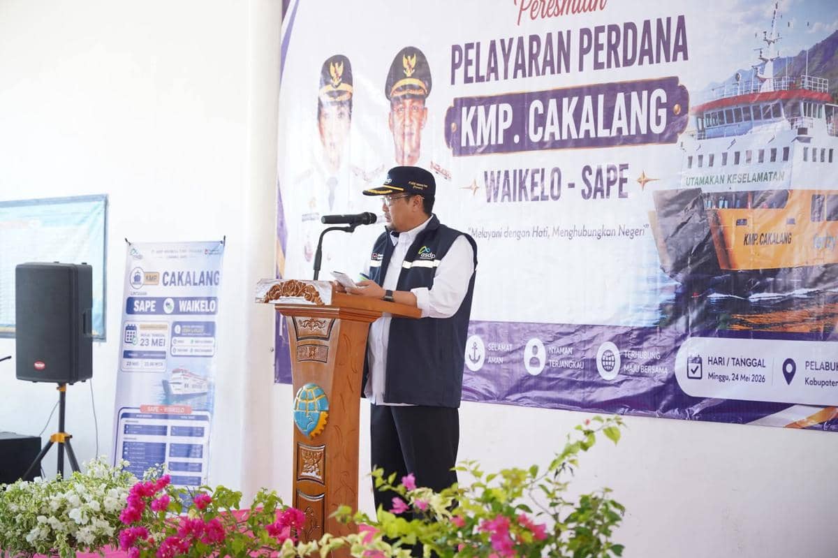 Seorang pejabat memberikan sambutan di podium pada acara peresmian pelayaran perdana KMP Cakalang rute Waikelo–Sape di Sumba Barat Daya.
