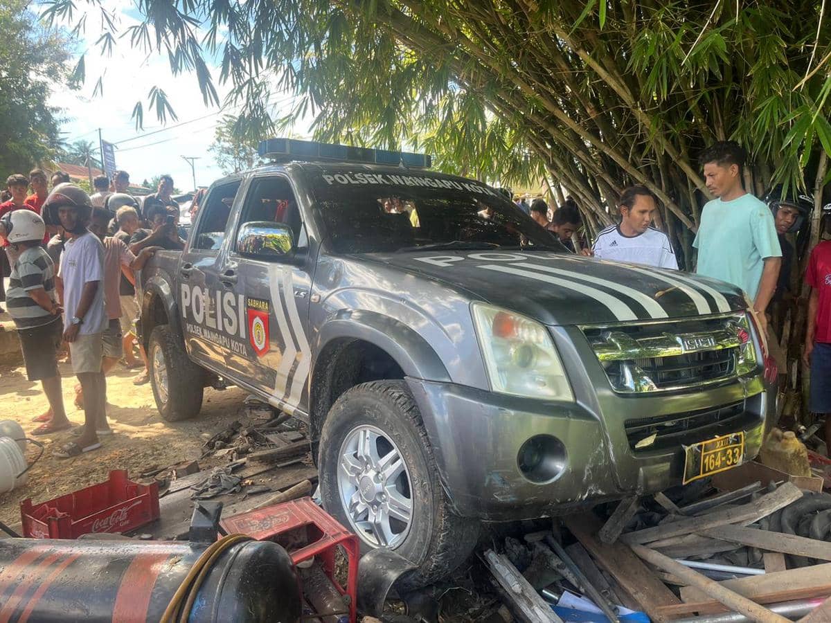 Mobil Dinas Polisi Tabrak Bengkel di Waingapu, 6 Orang Luka-luka