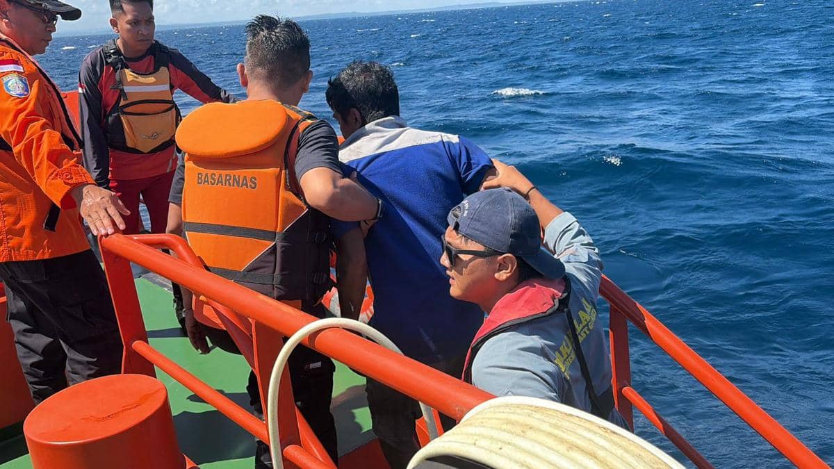 Petugas Basarnas Kupang mengevakuasi seorang nelayan di atas kapal penyelamat di tengah laut setelah perahu mengalami mati mesin.