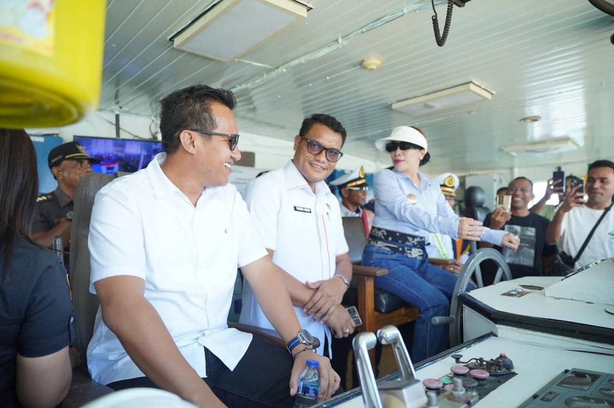 Beberapa pejabat dan tamu menghadiri peresmian KMP Cakalang Waikelo - Sape di Sumba Barat Daya, berbincang di ruang kemudi kapal.
