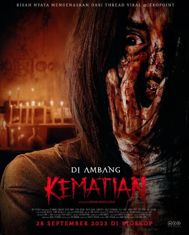 Poster film horor Di Ambang Kematian menampilkan wajah perempuan ketakutan dengan darah di wajahnya dan latar lilin menyala.
