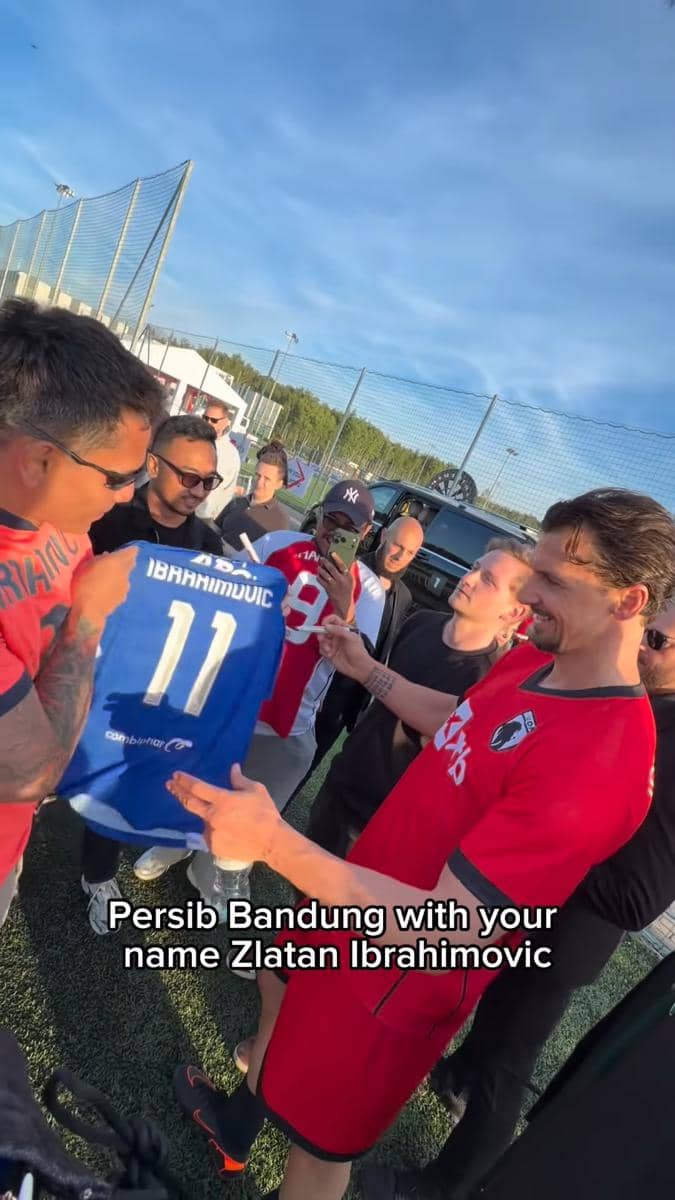 Potret Ganindra Bimo kasih jersey Persib ke Zlatan Ibrahimovic (instagram.com/ganindrabimo)