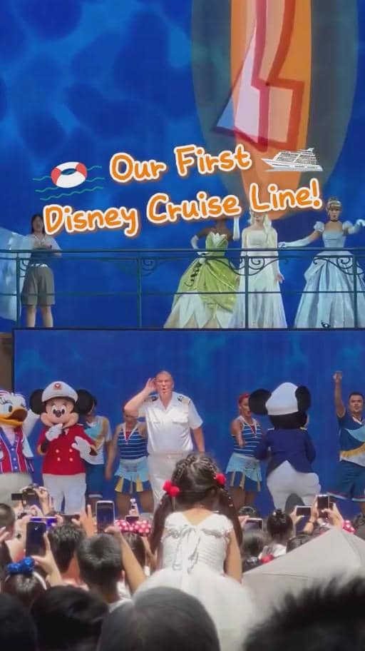 Pertunjukan karakter Disney seperti Mickey Mouse dan Donald Duck di atas panggung kapal pesiar Disney Cruise Line disaksikan banyak penonton.