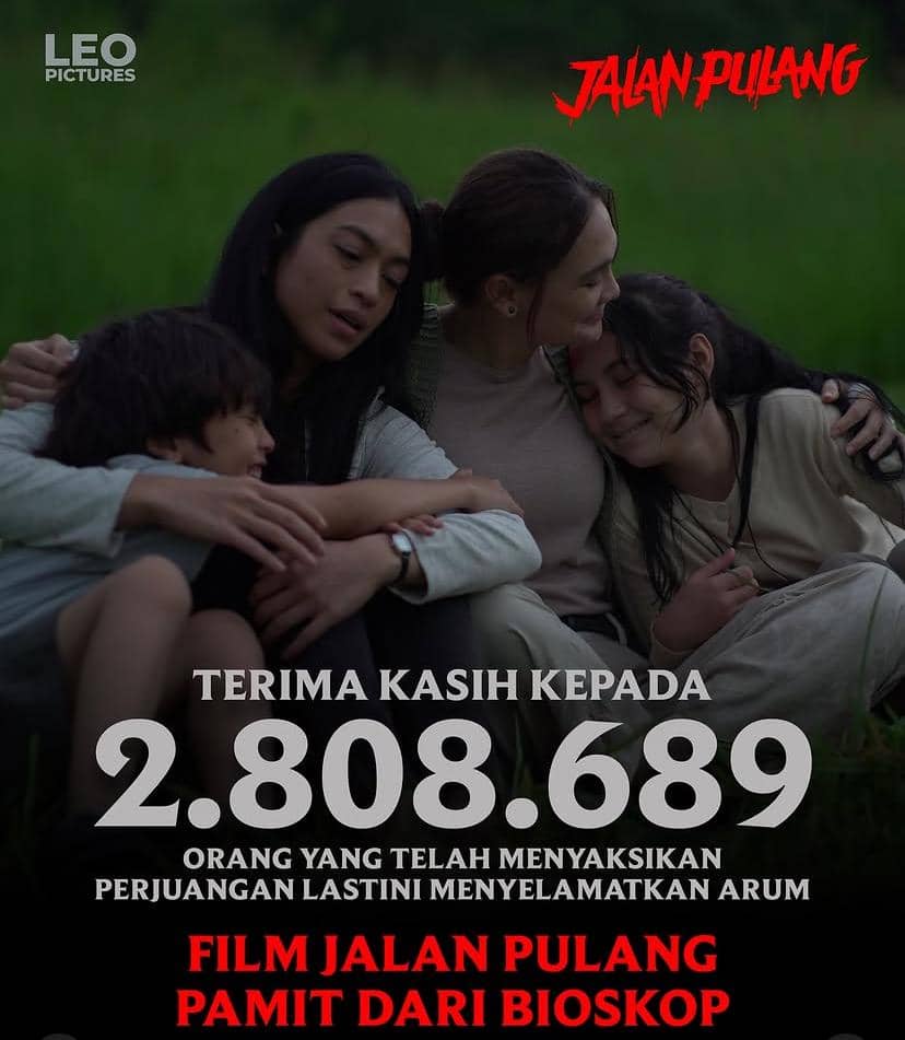 Empat pemeran film Jalan Pulang duduk berpelukan di alam terbuka dengan ekspresi hangat, menandai akhir penayangan film di bioskop.