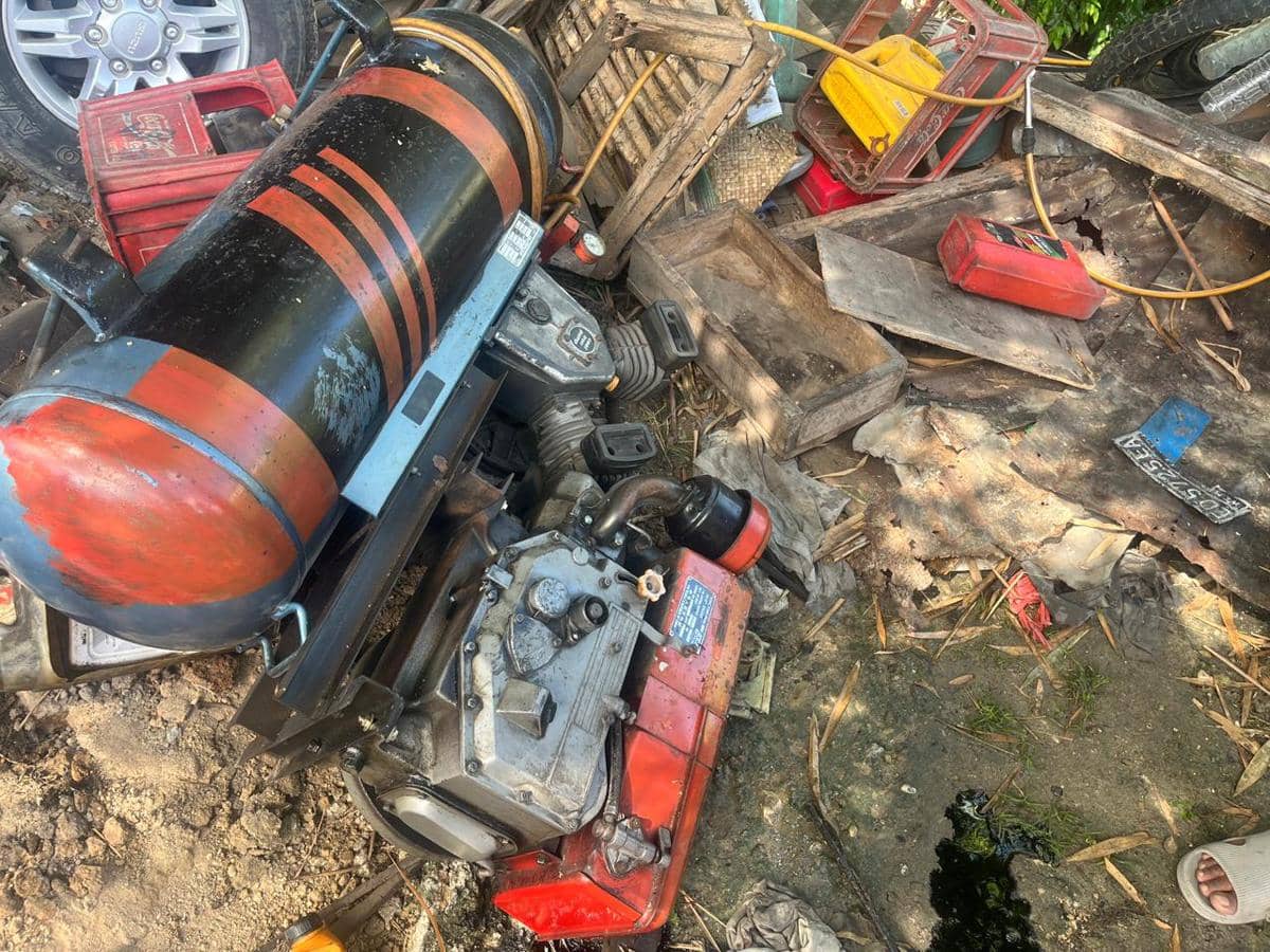 Peralatan bengkel rusak berserakan di tanah setelah tertabrak mobil dinas polisi di Sumba Timur akibat senggolan motor warga.