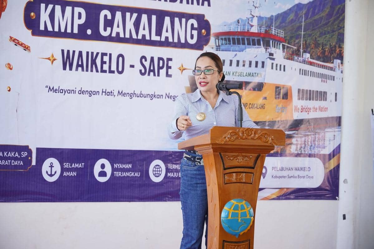 Seorang pejabat berbicara di podium saat peresmian kapal feri KMP Cakalang rute Waikelo–Sape di Sumba Barat Daya.