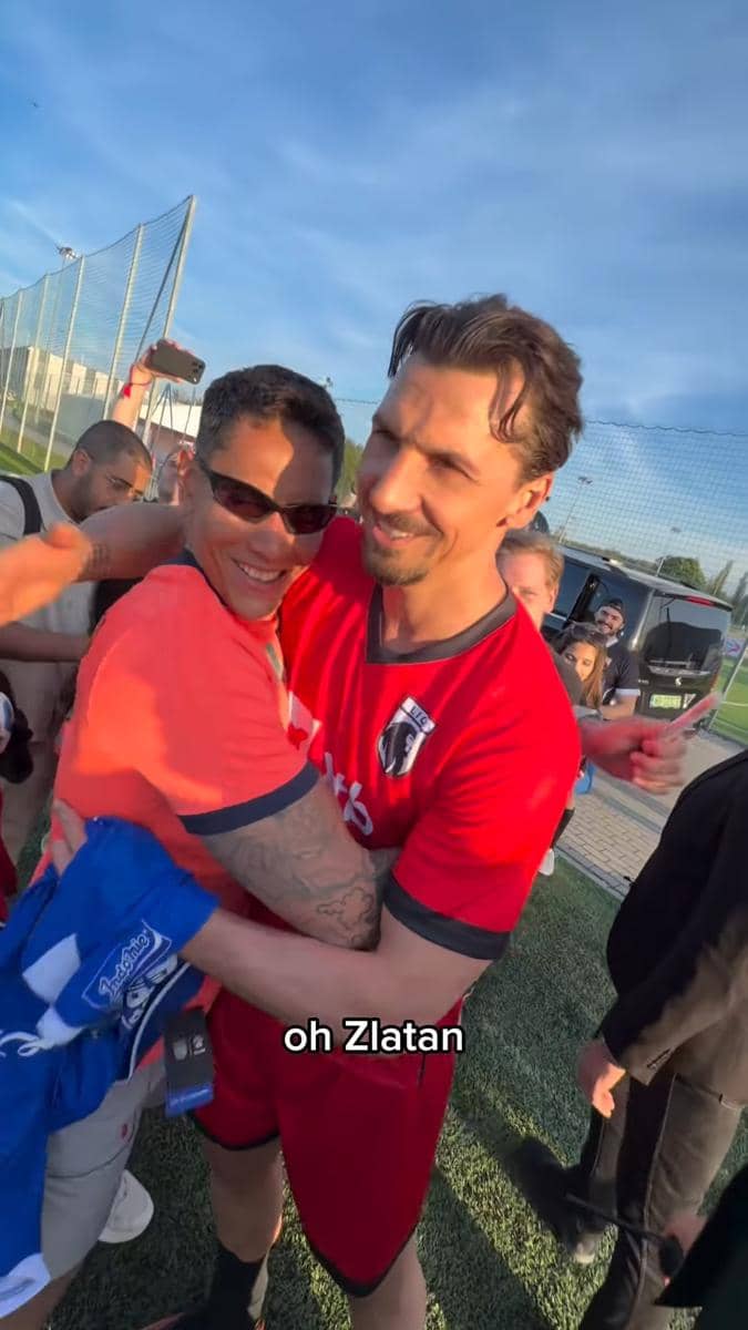Potret Ganindra Bimo kasih jersey Persib ke Zlatan Ibrahimovic (instagram.com/ganindrabimo)