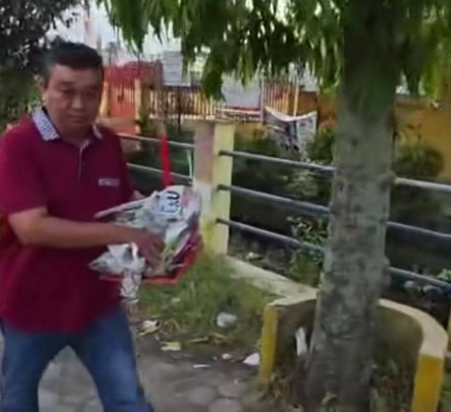 Pelanggar buang sampah sembarang di Sungai Musi Palembang (Tangkapan layar instagram Wali Kota Ratu Dewa).jpg