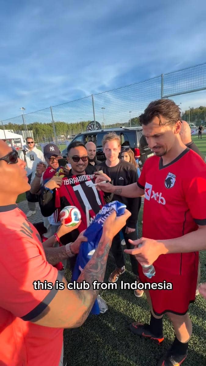 Potret Ganindra Bimo kasih jersey Persib ke Zlatan Ibrahimovic (instagram.com/ganindrabimo)