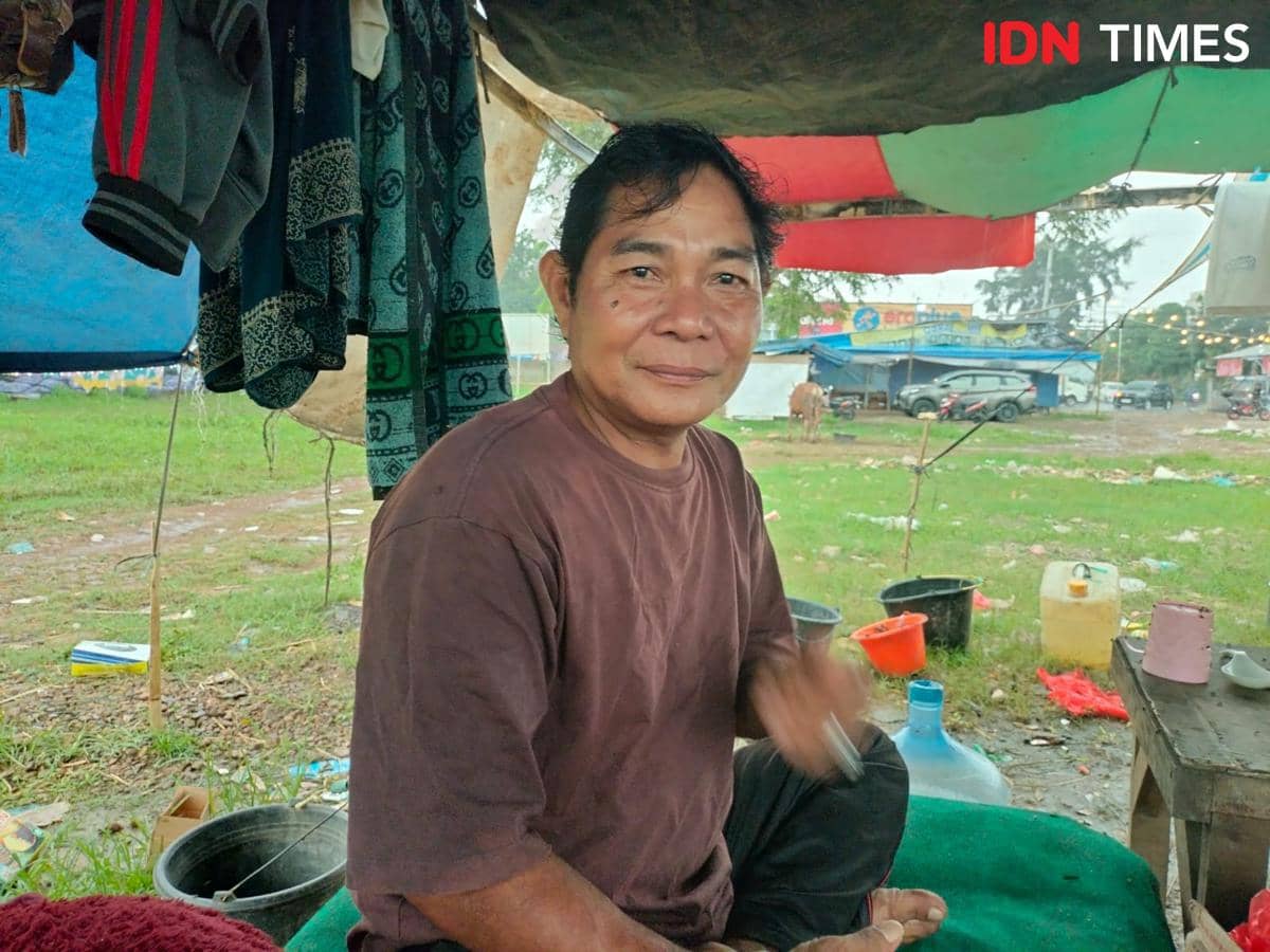 Em Yasin (53), pemilik sapi kurban asal Bima NTB (IDN Times/Shera Amalia) 