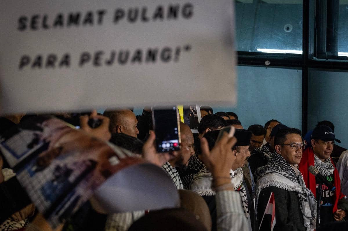 Menteri Luar Negeri Sugiono (kedua kanan) bersama sembilan WNI berjalan keluar dari Terminal 3 Bandara Soekarno-Hatta di Tangerang, Banten