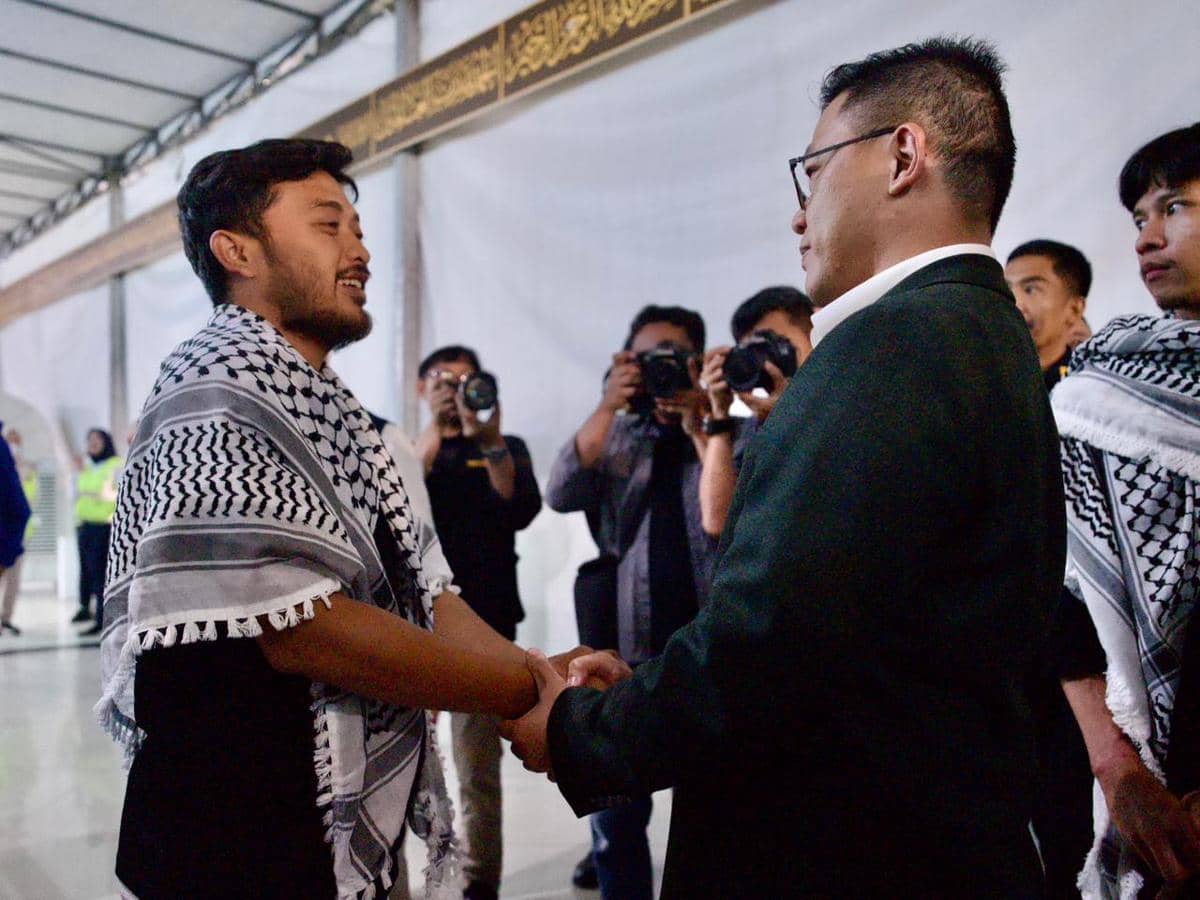 Menlu Sugiono menjemput WNI relawan Global Sumud Flotilla di Bandara Soetta. (Dok. Kemlu RI)