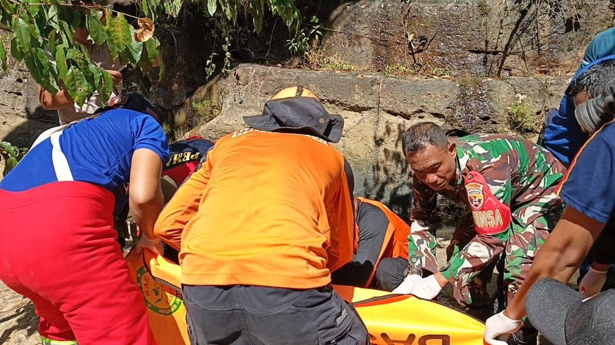 Tim SAR gabungan mengevakuasi warga negara asing asal Austria di kawasan Air Terjun Cunca Wulang menggunakan tandu oranye.
