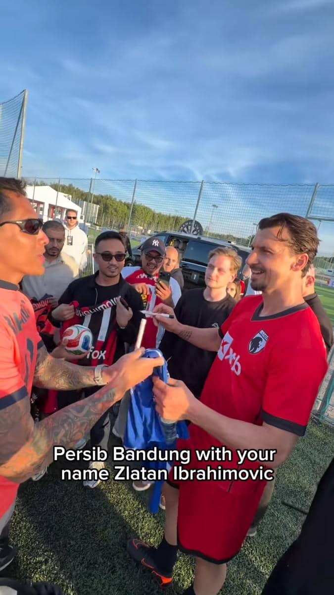 Potret Ganindra Bimo kasih jersey Persib ke Zlatan Ibrahimovic (instagram.com/ganindrabimo)