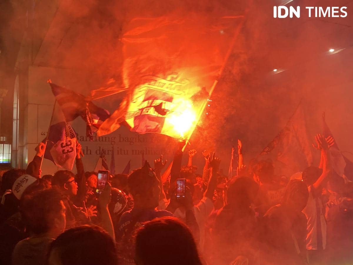 Tanpa Komando, Bobotoh Membludak di Asia Afrika Bandung