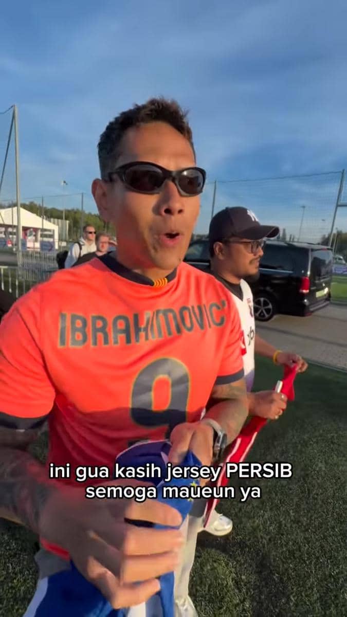 Potret Ganindra Bimo kasih jersey Persib ke Zlatan Ibrahimovic (instagram.com/ganindrabimo)