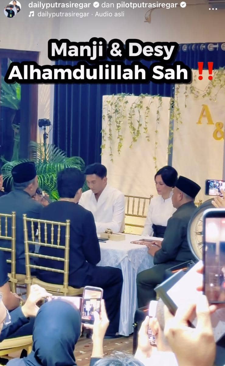 Pasangan pengantin duduk di meja akad nikah dengan dekorasi sederhana berwarna putih dan hijau, disaksikan oleh beberapa tamu.