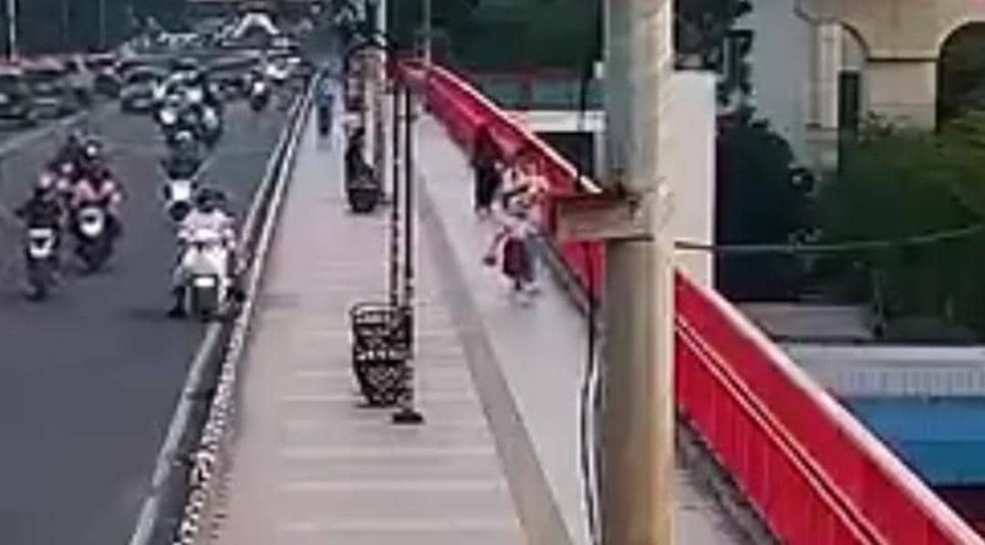 Nasib Warga Palembang Tertangkap CCTV Buang Sampah ke Sungai Musi