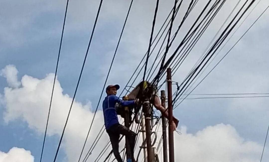 Teknisi WiFi Tersengat Listrik saat Perbaiki Kabel di Banyuasin